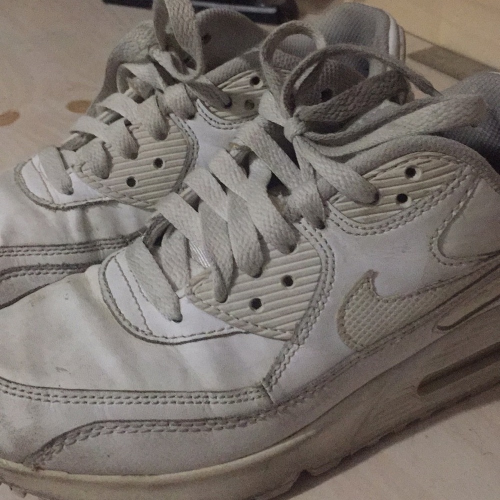 White nike air shoes